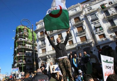 رغم إعلان بوتفليقة أنه سيستقيل.. مسيرات حاشدة تشهدها الجزائر
