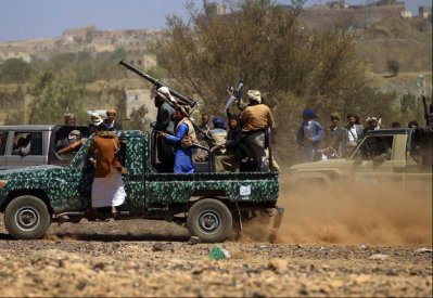 الحوثيون يقتحمون منزل محافظ ويفجرون بيت شيخ قبلي بصنعاء