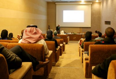 تشارلز لاندري خلال محاضرة "قلب المنامة؛ الفرصة الأكبر بمتحف البحرين الوطني