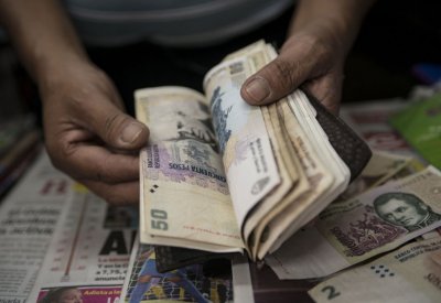  البيزو الأرجنتيني يهبط لمستوى قياسي منخفض جديد وسط شكوك اقتصادية