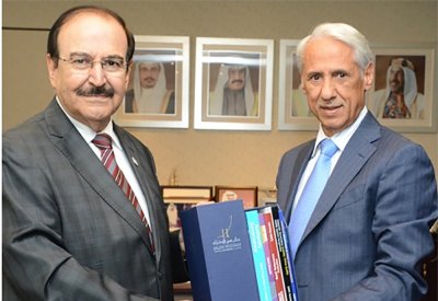 وزير الكهرباء والماء يتسلم مجموعة كتب ومؤلفات في الإدارة والحوكمة المؤسسية للاستشاري صالح حسين