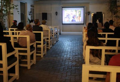 "سينما يتيم" تواصل عروضها في الهواء الطلق 