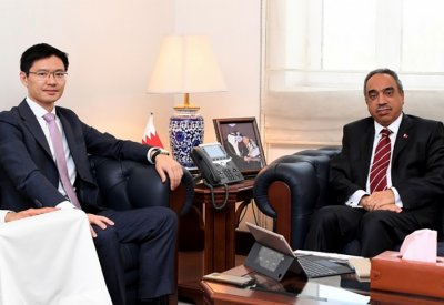 وزير الاشغال يستقبل الرئيس التنفيذي لشركة هواوي البحرين