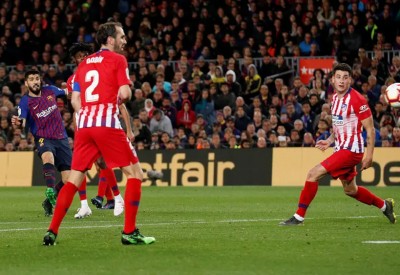 ميسي وسواريز يفكان دفاع أتلتيكو ويقربان برشلونة من اللقب