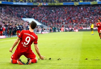 البولندي ليفاندوفسكي يدخل تاريخ الدوري الألماني