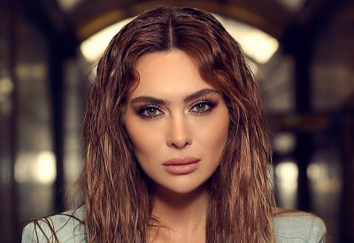 ستيفاني صليبا تبكي على المسرح بسبب والدها