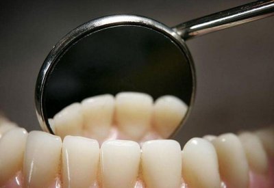  عادات خاطئة تدمر أسنانك.. تخلص منها