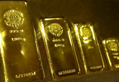 الذهب يرتفع مع تراجع الدولار بعد بيانات أميركية ضعيفة
