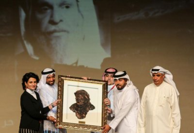 الهيئة العربية للمسرح تكرّم الشيخة هلا بنت محمد