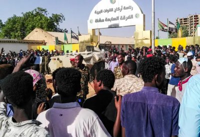 اعتصام الخرطوم متواصل.. وأنباء عن خطة لاستبدال الجيش