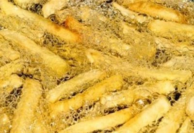 تجنّبوا الملح والبطاطا المقلية.. هذه الأطعمة تسبّب الصداع والدوّار!