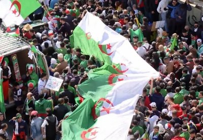 الجزائر.. آلاف المتظاهرين يطالبون برحيل الرئيس المؤقت