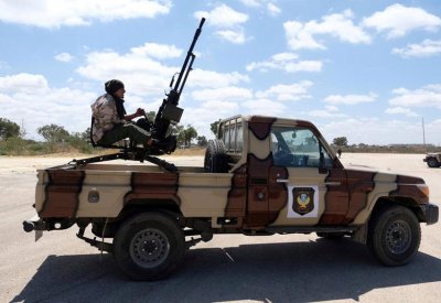 الجيش الليبي يسقط طائرة مقاتلة قبل أن تستهدفه في طرابلس