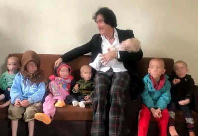 جد يعثر على أحفاده السبعة من ابنته الداعشية في سوريا