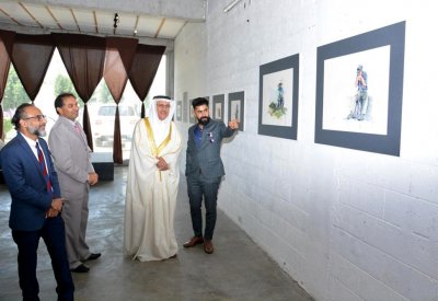 محافظ الشمالية يفتتح معرض "تقاسيم صور ووجوه" بحضور نخبة من الفنانين البحرينيين