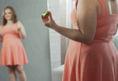 الأكل أمام المرآة يُساعدكم على خسارة الوزن!