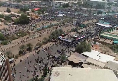 الجيش السوداني يدعو لالتزام حظر التجول.. والمتظاهرون بالشوارع