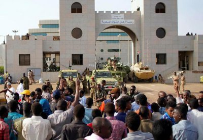 السودان.. "تجمع المهنيين" يرفض قرارات المجلس العسكري