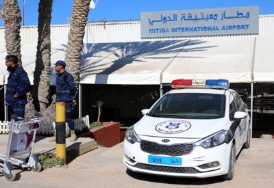 طائرة حربية تقصف مطار معيتيقة في طرابلس