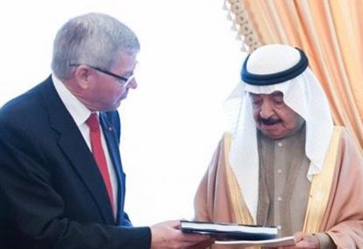 رئيس وزراء النرويجي السابق ورئيس مؤسسة الحوار يطلعان مجالات الديمقراطية والتنمية