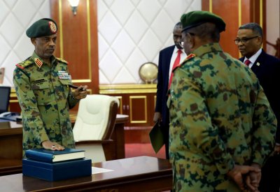 السودان.. رئيس المجلس العسكري يتنحى
