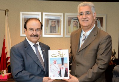 ميرزا يتسلم نسخة من اصدار (رويال) للكاتب حافظ عبدالغفار