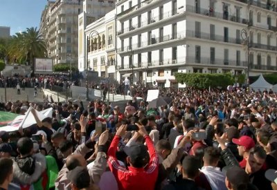 طلاب الجزائر يعلنون إضرابا وطنيا رفضا لاستمرار النظام