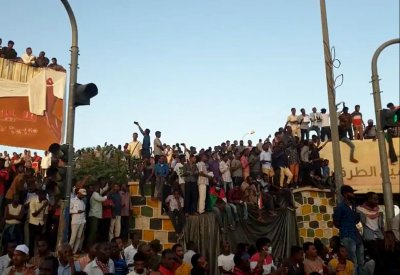 السودان.. القوى المدنية تطالب الجيش بتسليم السلطة
