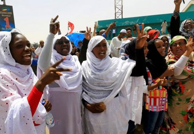 موقفان دفعا السودانيات للمشاركة بقوة في إسقاط البشير