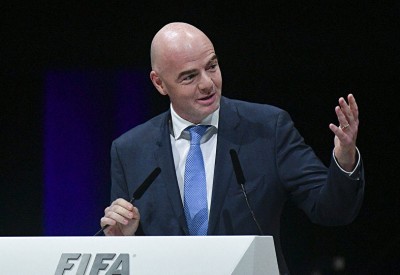 قرار حاسم من فيفا لمواجهة العنصرية في الملاعب