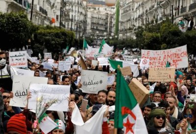 احتجاج الجزائريين مستمر.. وترقب موقف جديد لقائد الجيش