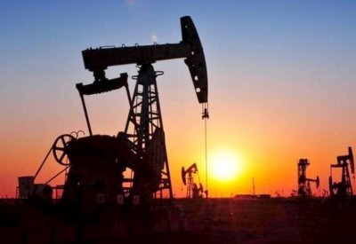 النفط يتراجع بفعل مستقبل الإمدادات