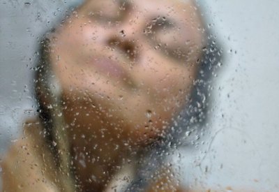 أضرار الحمام الساخن وغسيل الرأس اليومي