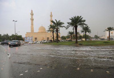 وزارة الأشغال تباشر تنفيذ توجيهات سمو رئيس الوزراء بشأن الأمطار