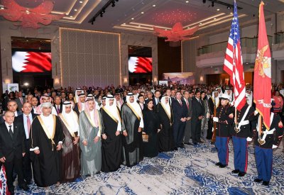 خليفة بن راشد وخليفة بن علي يحضران حفل السفارة الأمريكية بتكليف من رئيس الوزراء