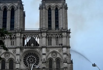 جهاز الإطفاء بباريس: إخماد حريق كاتدرائية نوتردام كلياً