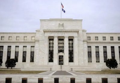رعب يجتاح المستثمرين من تدخل الساسة بعمل بنوك مركزية