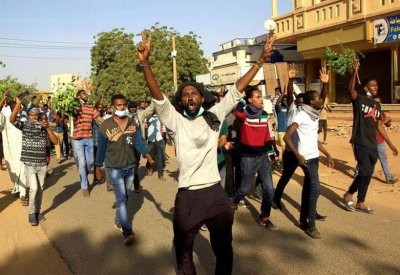 اعتصام السودانيين مستمر.. ودعوات لخروج "موكب أبيض"