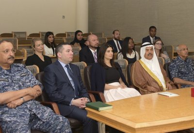 وزير شؤون الدفاع يستقبل وفدا من موظفي أعضاء مجلس الشيوخ الأمريكي