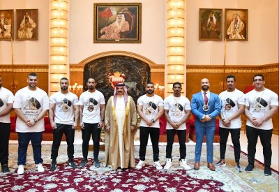 جلالة الملك يستقبل خالد بن حمد والفائزين بأقوى رجل‎