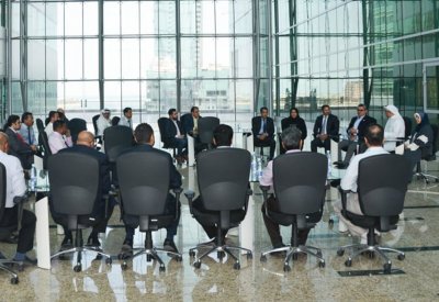 الوكيل المساعد للتجارة يجتمع مع عدد من تجار المواد التموينية والغذائية