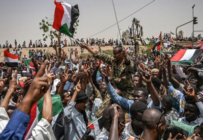 حشود كبيرة من المحتجين أمام وزارة الدفاع السودانية