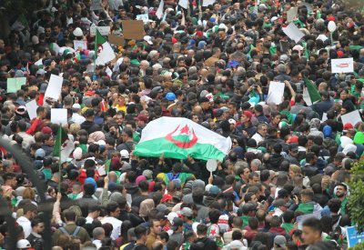 حراك الجزائر مستمر.. بدء التجمعات أمام البريد المركزي
