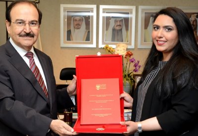 ميرزا يتسلم نسخة من رسالة الماجستير للموظفة ريم الموسى