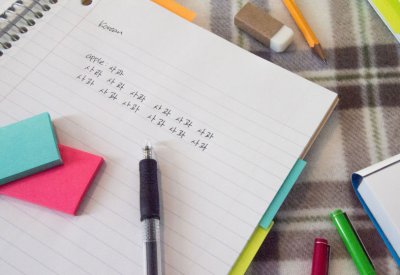 لديها قدرات خارقة... طفلة دون أيدي تفوز بجائزة في الكتابة