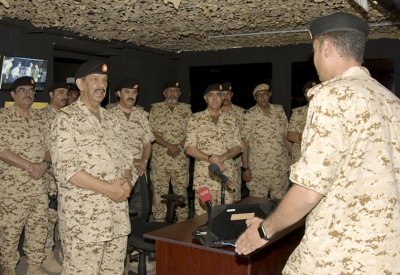 القائد العام لقوة دفاع البحرين يقوم بزيارة للكلية الملكية للقيادة والأركان والدفاع الوطني