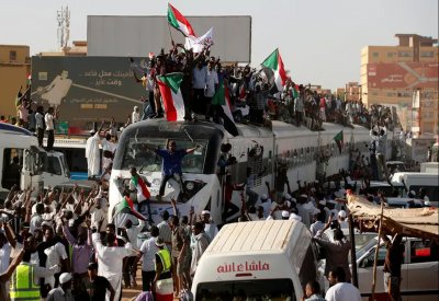 السودان.. حشود غفيرة تنضم للاعتصام خارج مقر وزارة الدفاع