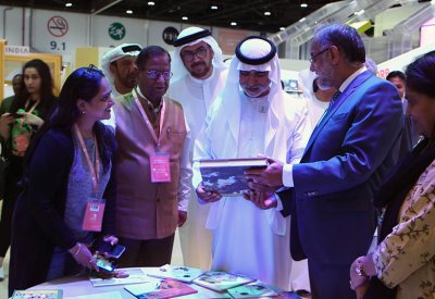 نهيان بن مبارك يتفقد معرض أبوظبي الدولي للكتاب