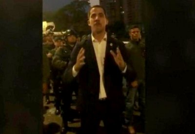 "انقلاب عسكري" في فنزويلا.. وزعيم المعارضة بقاعدة للجيش