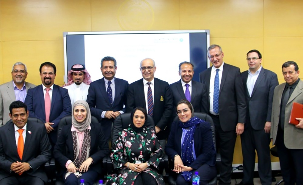 جامعة الخليج العربي تقيم الحلقة النقاشية (دور التواصل بين الجامعة والصناعة في التنمية المستدامة)